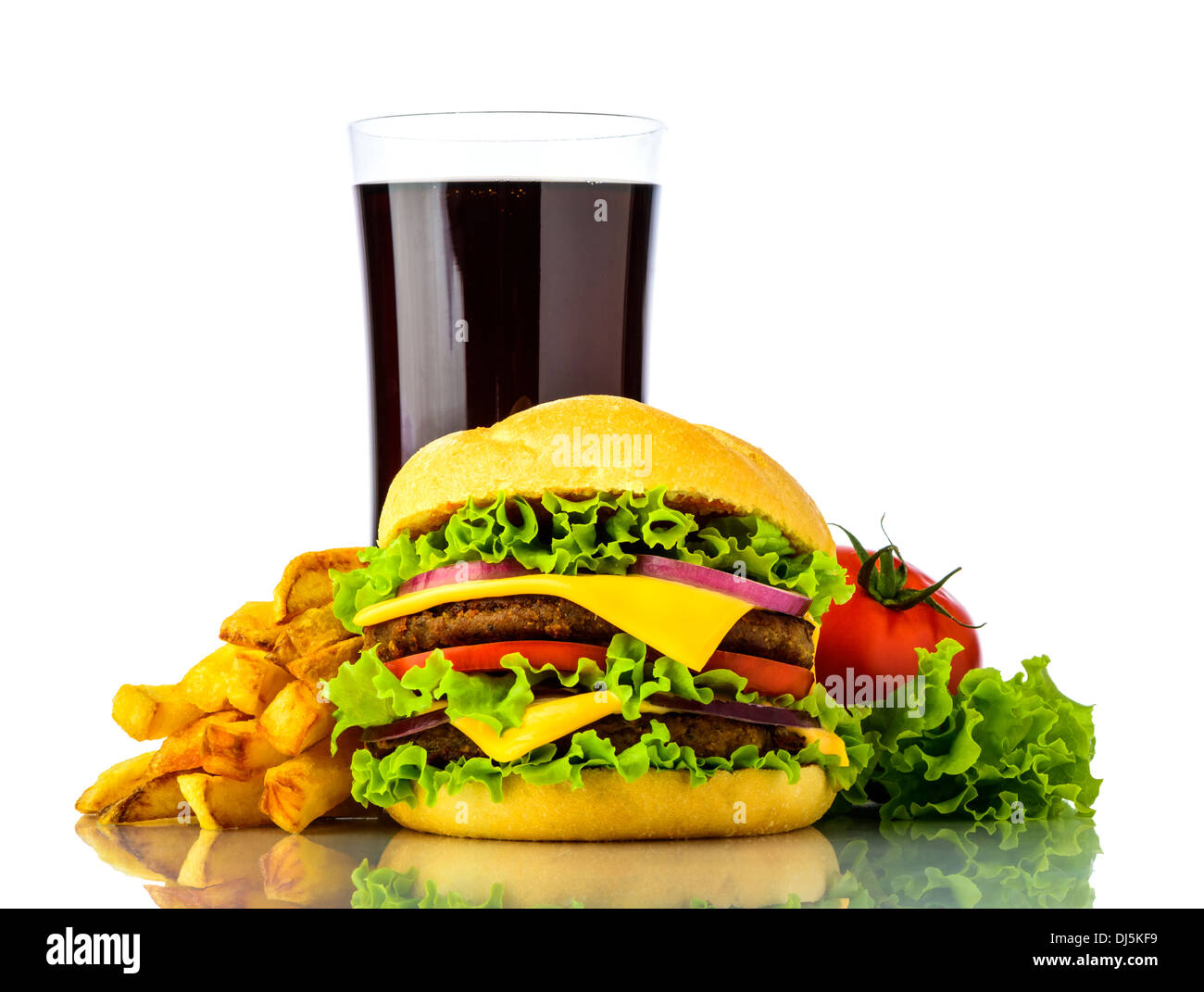 Hamburger menu con cheeseburger, patatine fritte, verdure e cola bere isolato su uno sfondo bianco Foto Stock