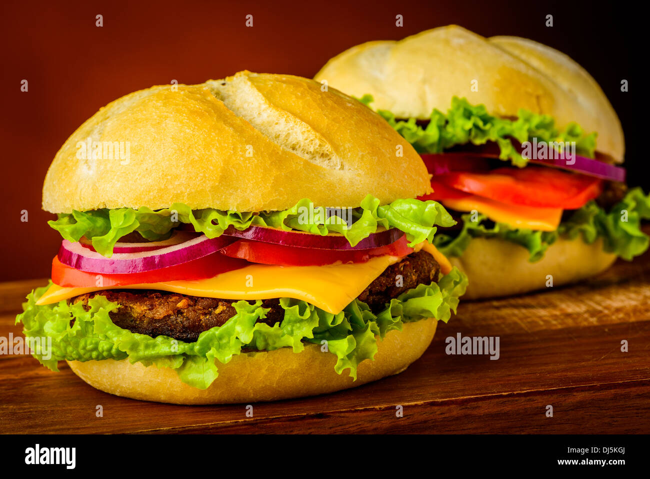 Ancora in vita con due deliziosi american hamburger o cheeseburger Foto Stock