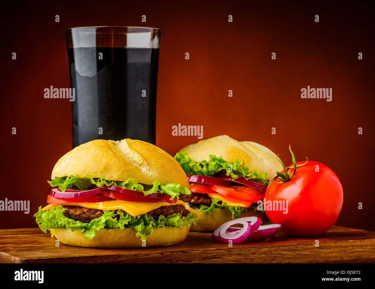 Ancora in vita con hamburger, ortaggi e bevande di cola Foto Stock