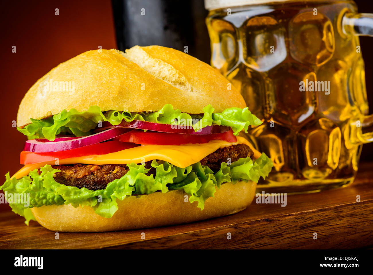 Il fast food con hamburger closeup dettaglio e birra fresca Foto Stock