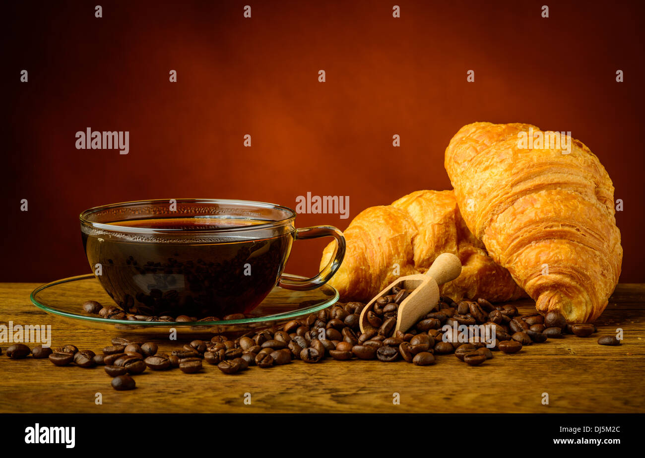 Ancora in vita con calda fresca bevanda al caffè e croissant tradizionale Foto Stock