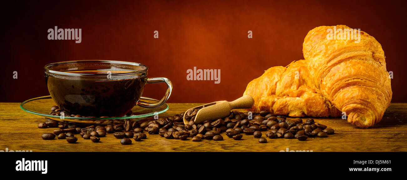 Ancora vita con un fresco e croissant e nero caffè caldo Foto Stock