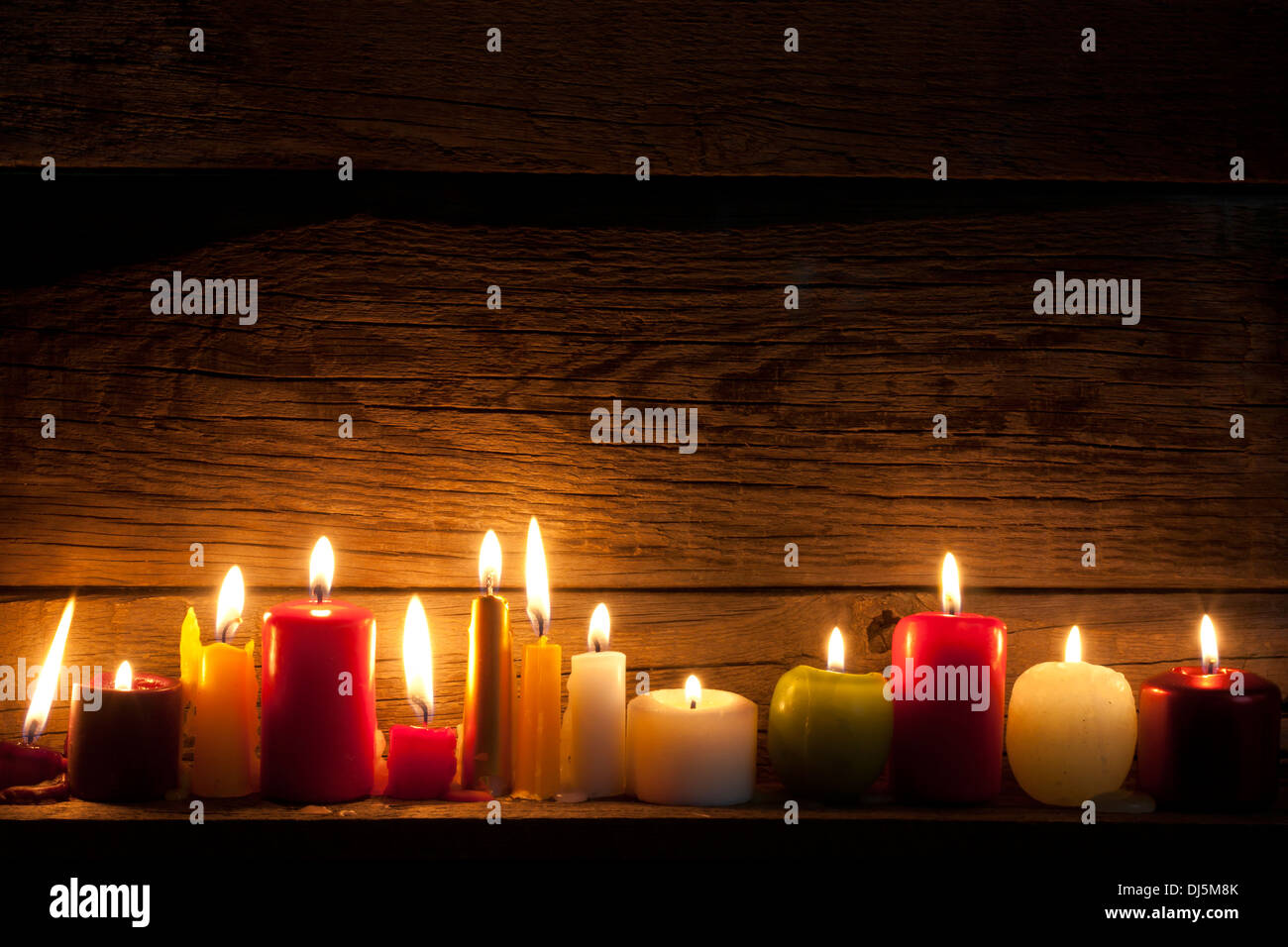 Candele nella notte di Natale umore su vintage di tavole di legno Foto Stock