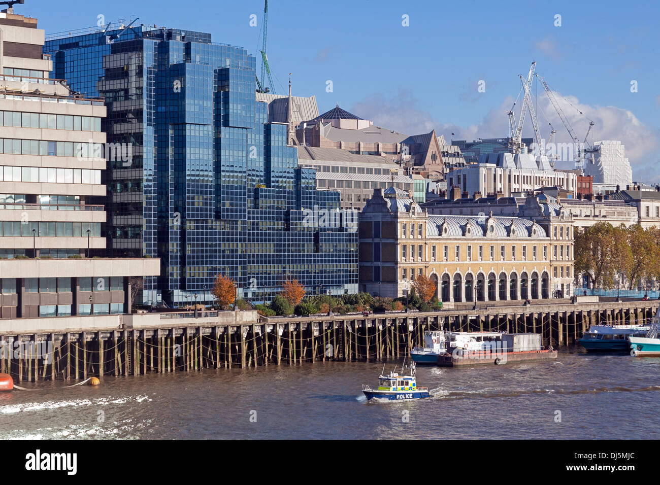 Vista dal ponte di Londra, guardando verso la città di Londra Foto Stock