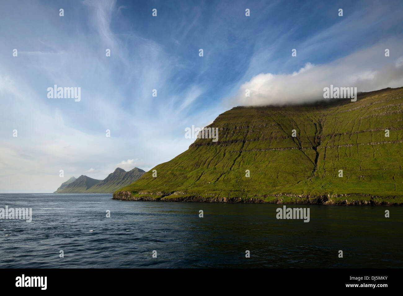 Vista dal traghetto "Norroena' per le isole Faerøer, barca di passaggio tra le isole di Eysturoy e Kalsoy, Danimarca, Europa Foto Stock