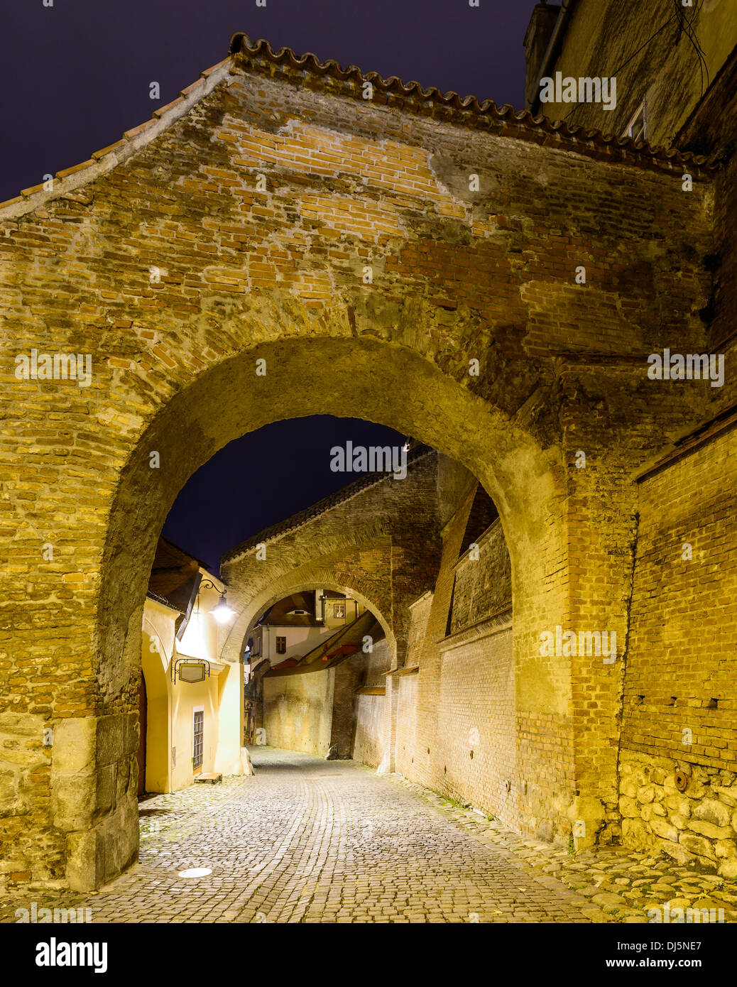 Passaggio di scale a Sibiu (hermannstadt), Transilvania, Romania, di notte Foto Stock