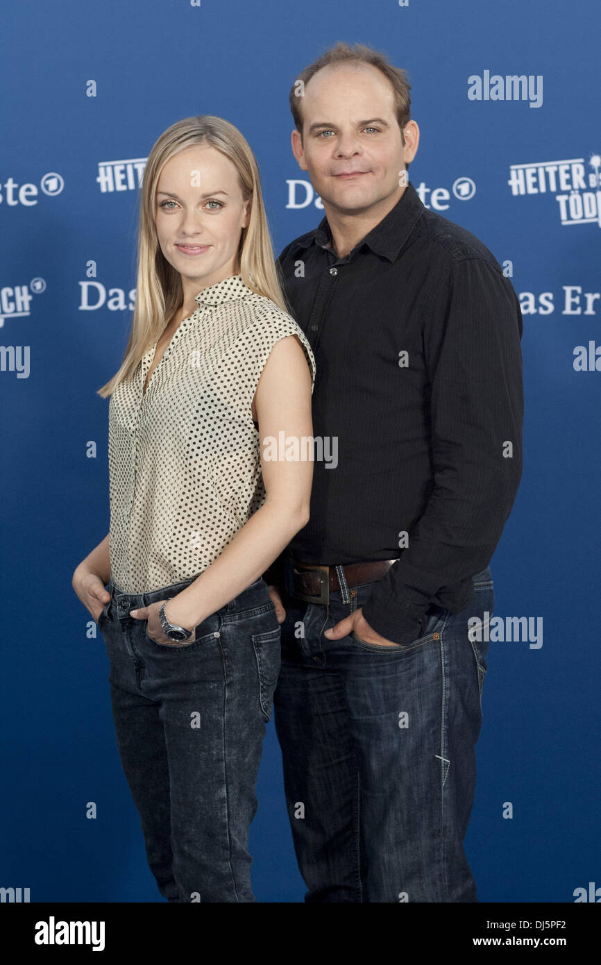 Friederike Kempter, Matthias Klimsa a photocall promozione ARD SERIE TV "Heiter bis toedlich' a Briese studios. Amburgo, Germania - 11.07.2012 Foto Stock