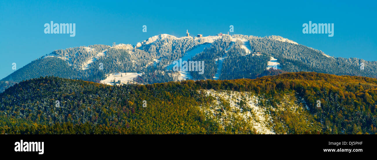 Paesaggio autunnale con Poiana Brasov in Transilvania, Romania Foto Stock