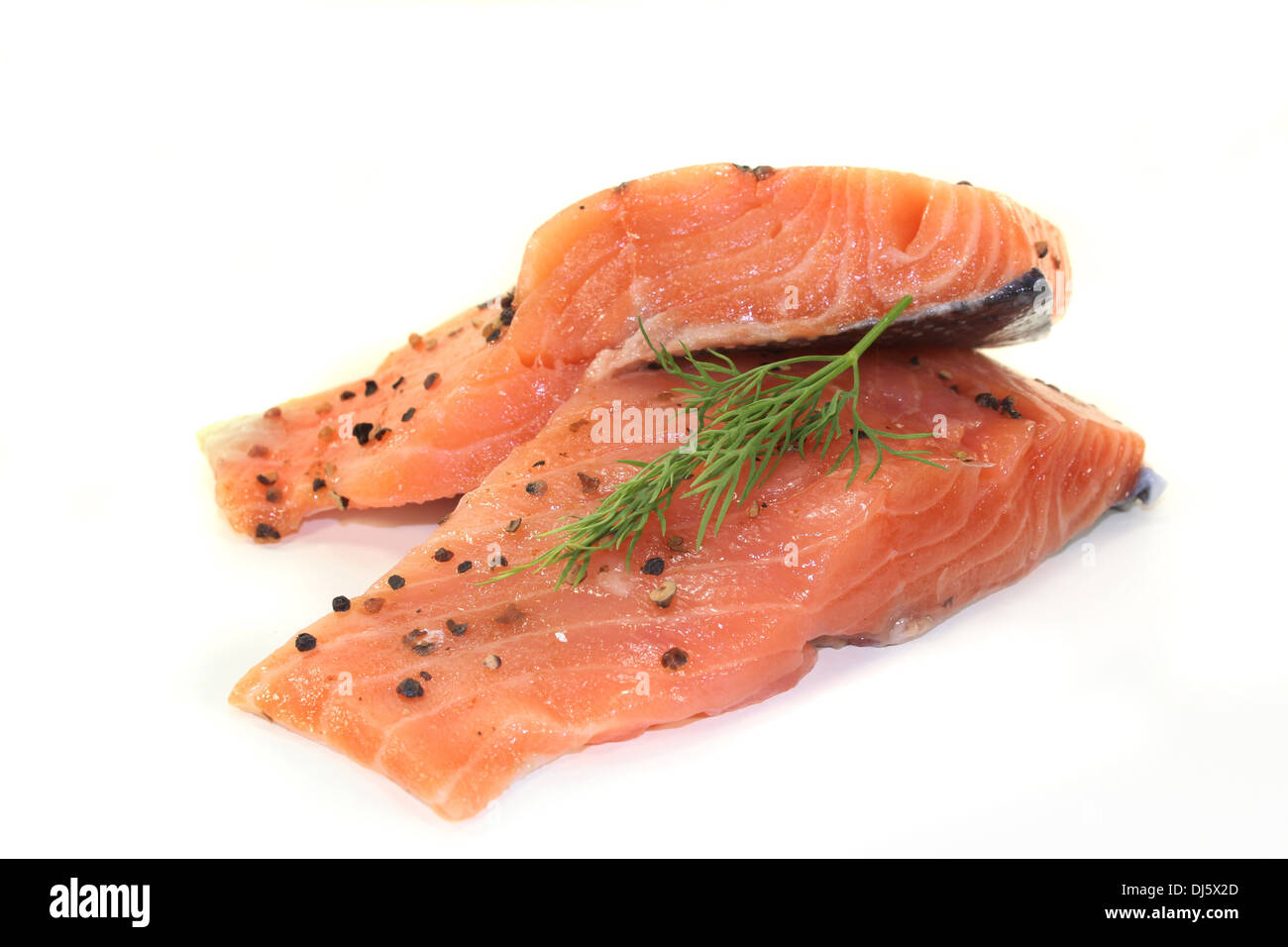 Due pezzi grezzi di Salmone con aneto Foto Stock