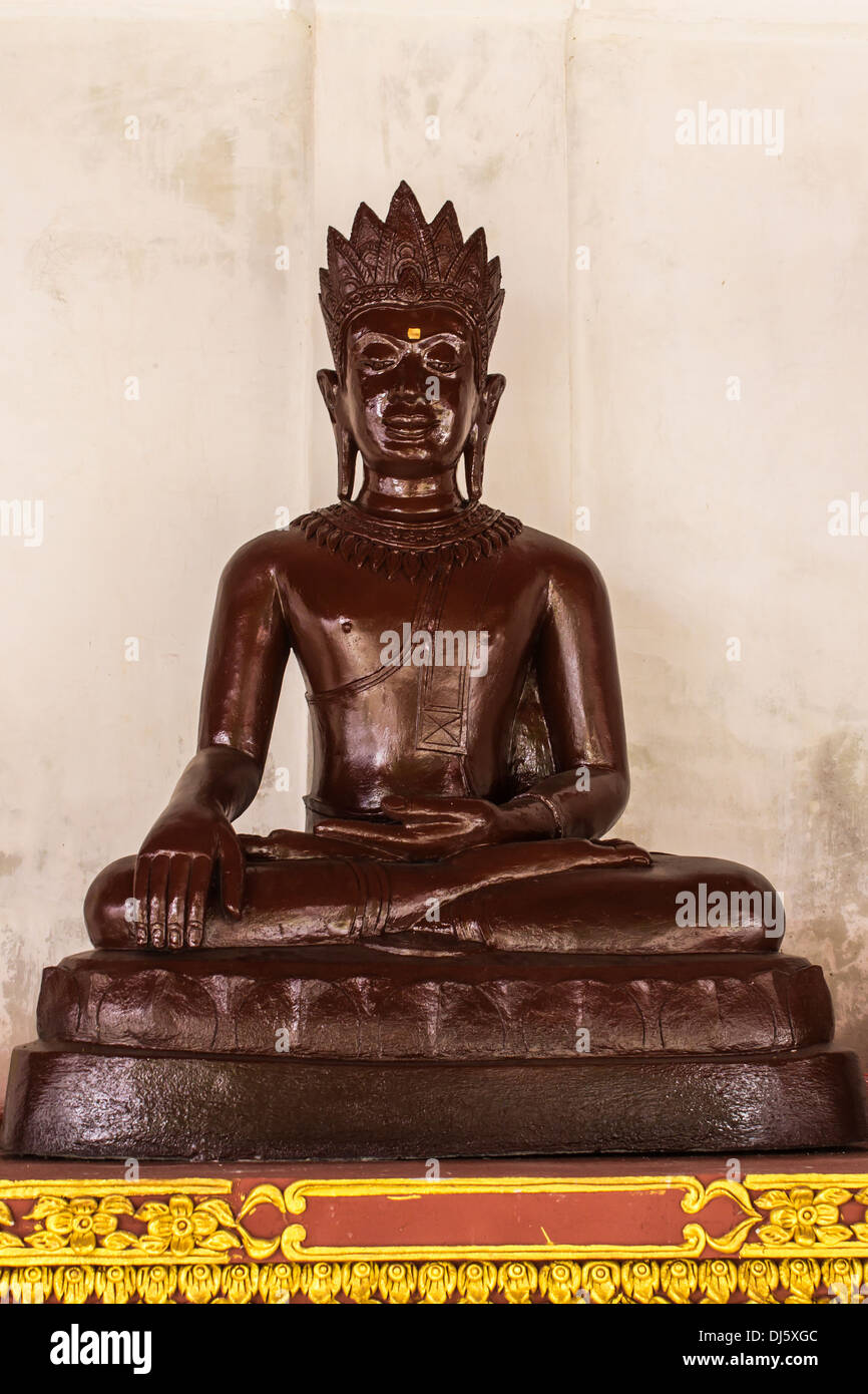 Statua di Buddha nel Wat Phra That Hariphunchai Foto Stock