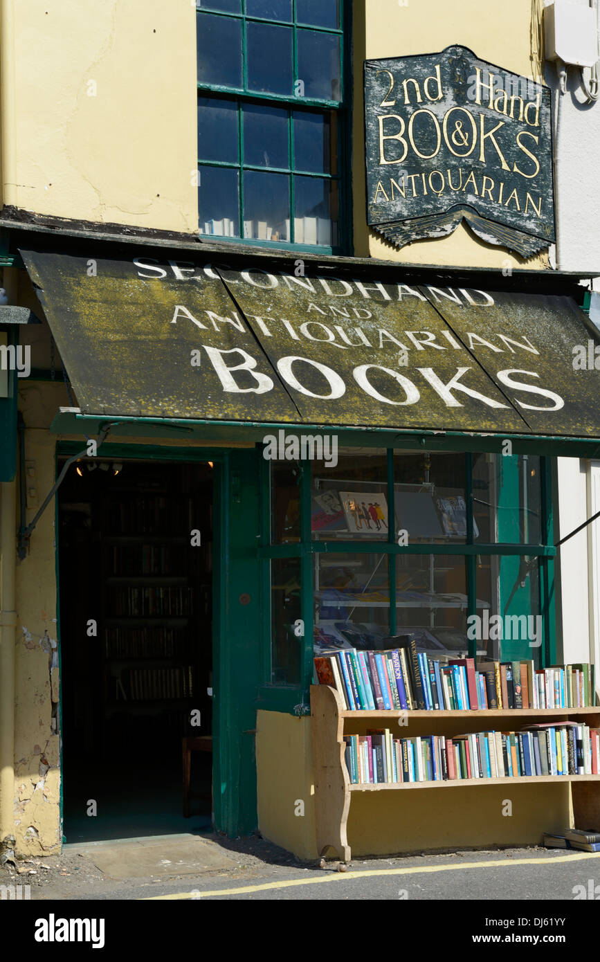 Tettoia diroccata dell'antiquario e usati a bookshop, Holt, Norfolk, Inghilterra, Regno Unito, Gran Bretagna, Europa Foto Stock