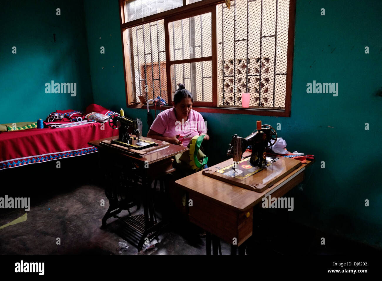 Le donne del gruppo etnico nativo Ngabe & Bugle imparano le tecniche di cucito tradizionali e moderne in un laboratorio di cucito a Ngobe-Bugle Comarca, una riserva congiunta per gli indigeni Ngabe e Bugle nella provincia di Chiriqui a Panama Foto Stock