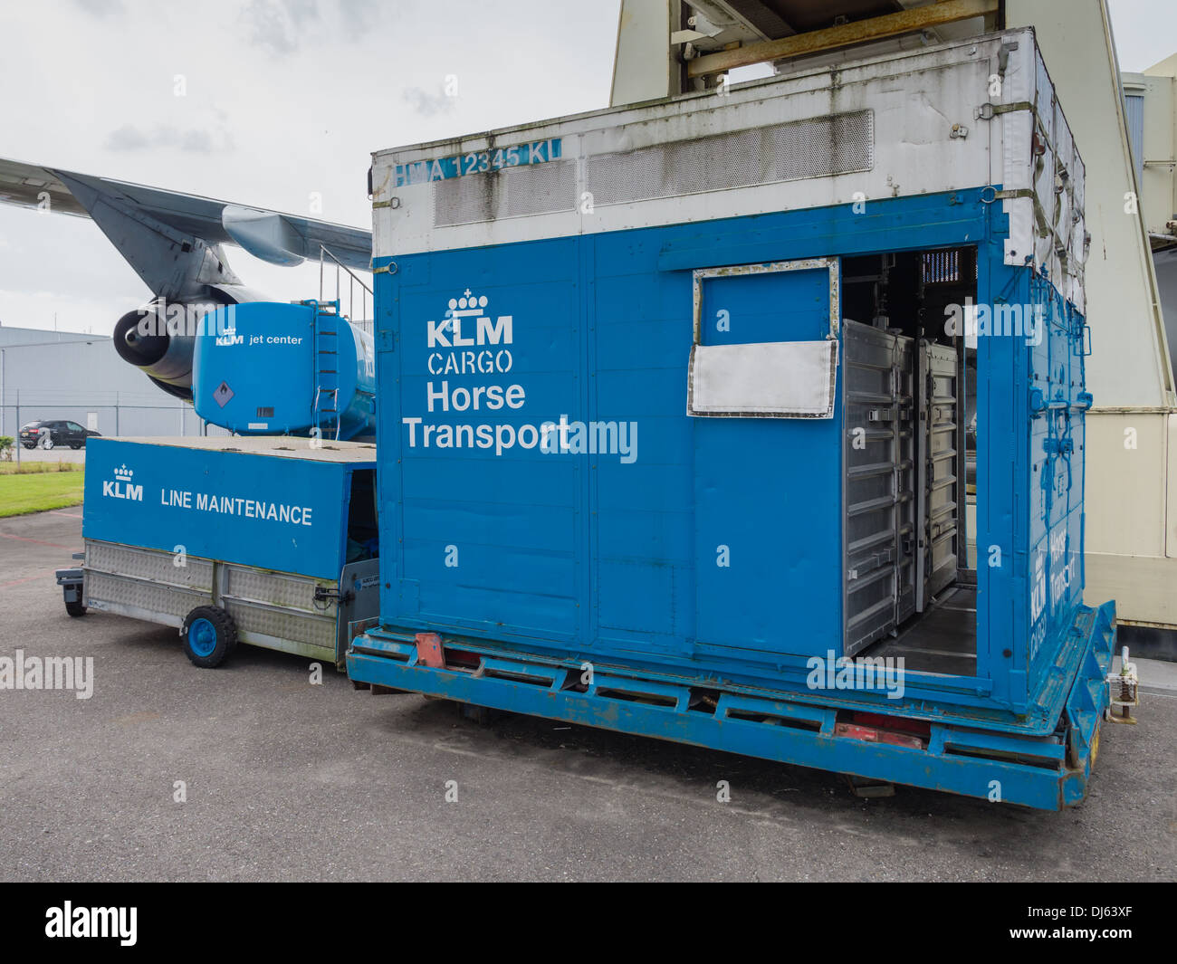 Contenitore per il trasporto di cavalli su display in mostra permanente di Lelystad Airport, Paesi Bassi denominato Aviodrome Foto Stock