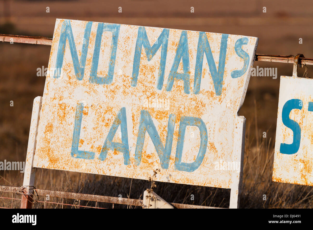 Nessun cartello di avvertimento sulla Terra di Mans sulla linea verde che guarda la terra occupata dai turchi a Famagosta da Paralimni. Cipro Foto Stock