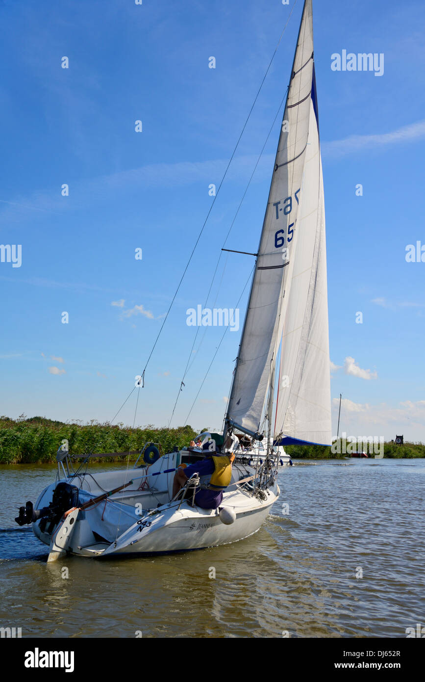 Barca a vela sul fiume Thurne, Thurne, Norfolk, Inghilterra, Regno Unito Foto Stock