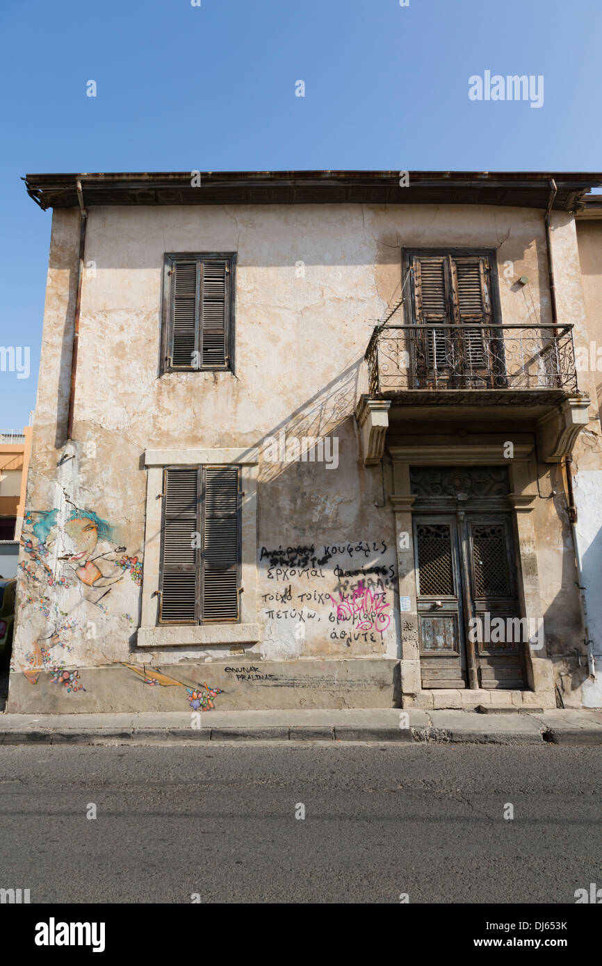 Vecchio e malandato edificio con graffiti sulle pareti. Limassol, Cipro. Foto Stock