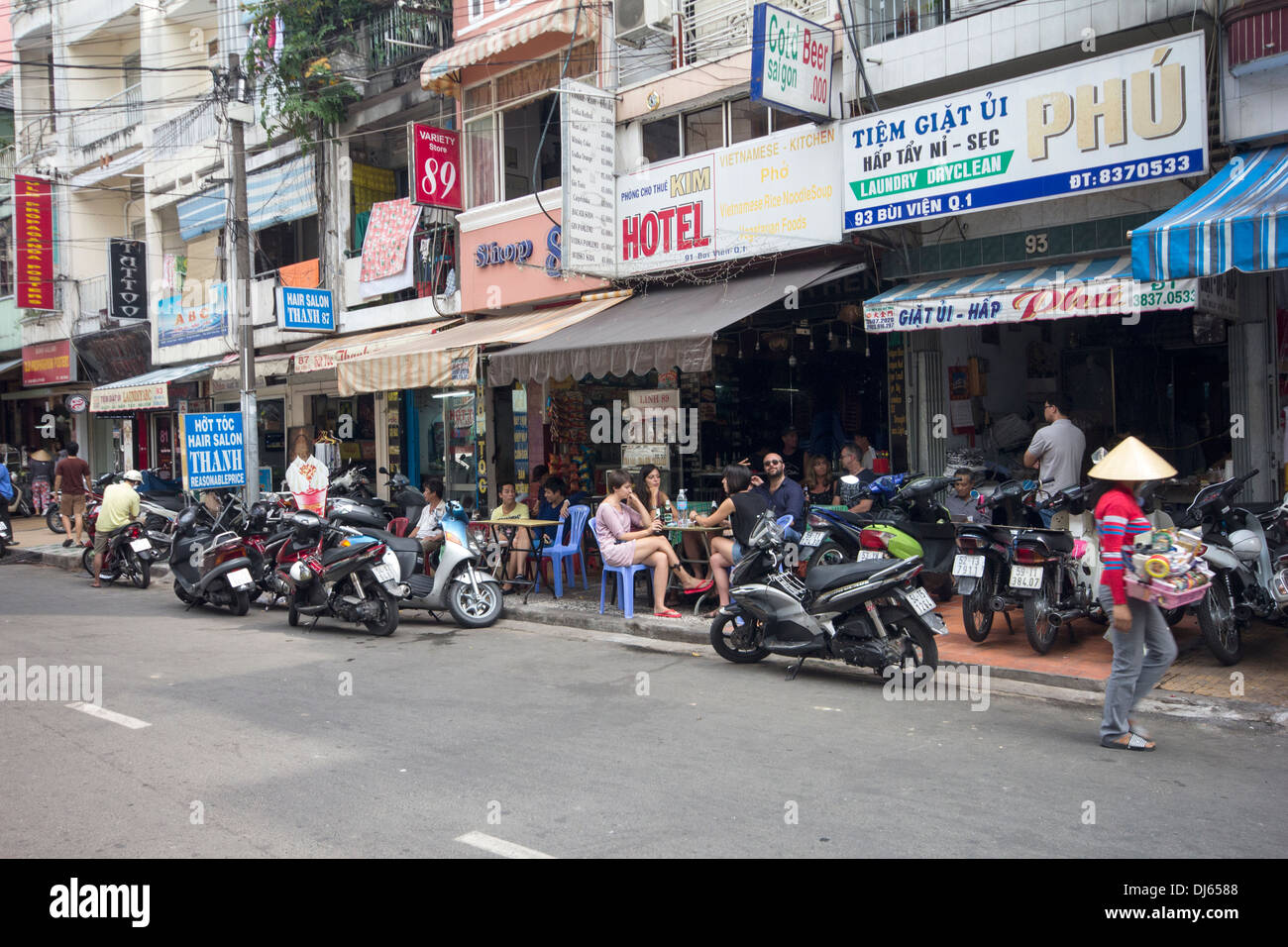 Una tipica scena su Bui Vien street, a Saigon, a Ho Chi Minh City, Vietnam Foto Stock