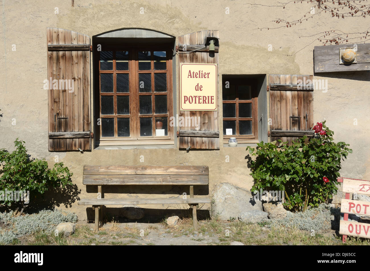 Rustico banco in legno al di fuori del laboratorio di ceramica Mont-Dauphin Hautes-Alpes Francia Foto Stock