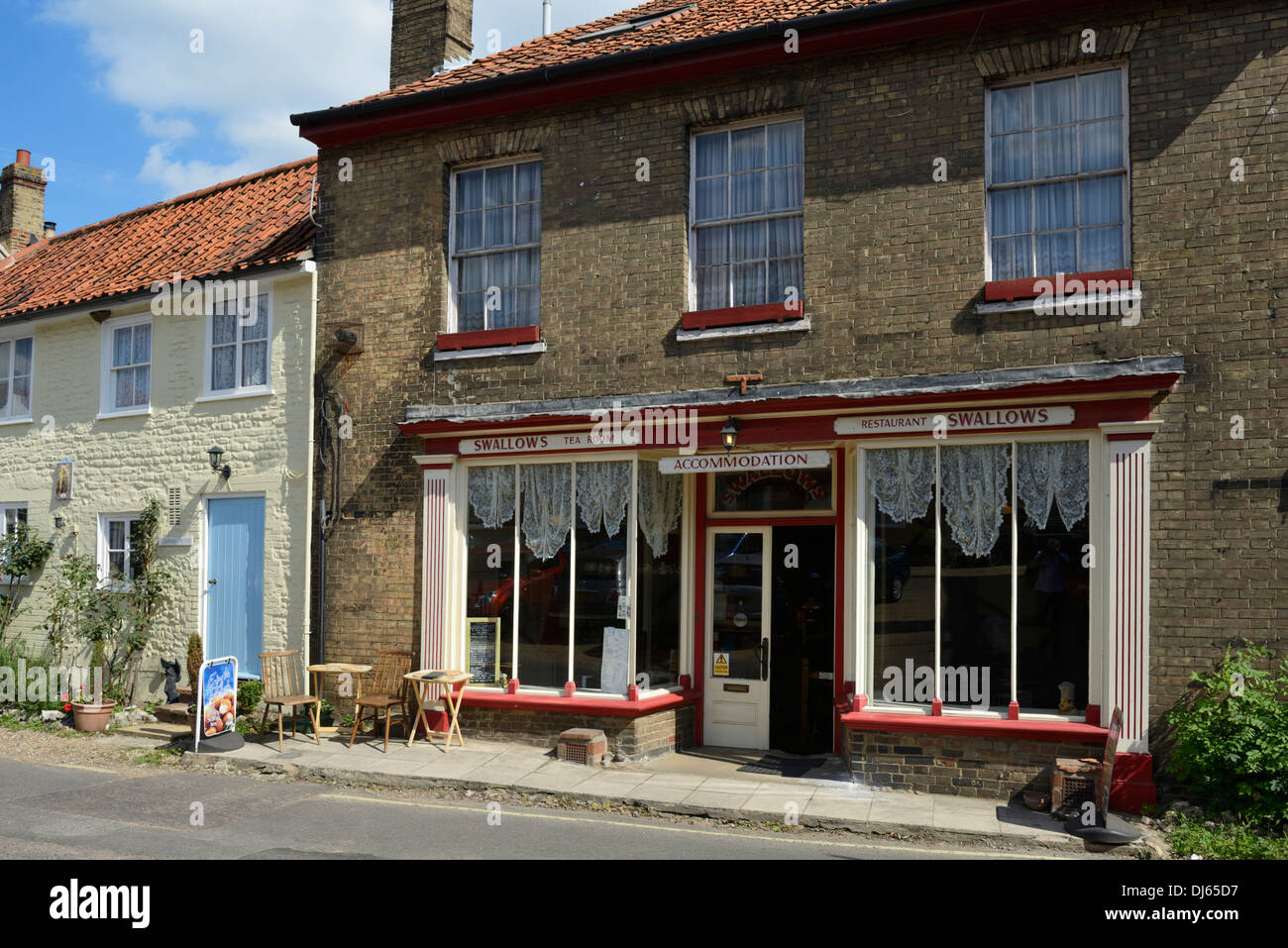 Sala da tè e il vecchio casolare, mercato del venerdì, Little Walsingham, Norfolk, Inghilterra, Regno Unito, Gran Bretagna, Europa Foto Stock