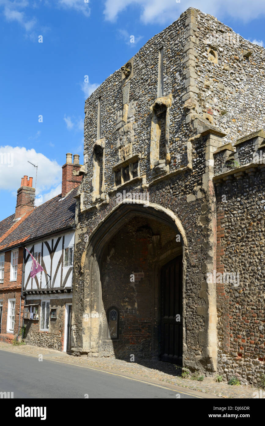 Antica abbazia ingresso medievale e con travi di legno case, High Street, Little Walsingham, Norfolk, Inghilterra, Regno Unito, Europa Foto Stock