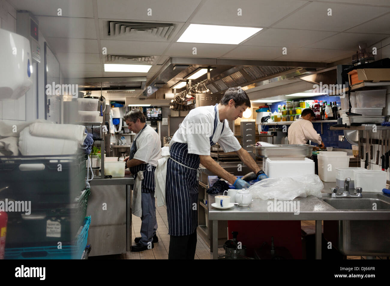 Peter Weeden al lavoro nella cucina di Newman San taverna, Londra. Foto Stock