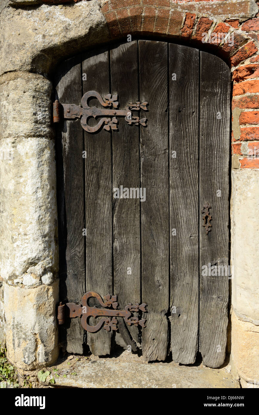 La vecchia porta sulla pompa del villaggio, luogo comune, Little Walsingham, Norfolk, Inghilterra, Regno Unito, Gran Bretagna, Europa Foto Stock