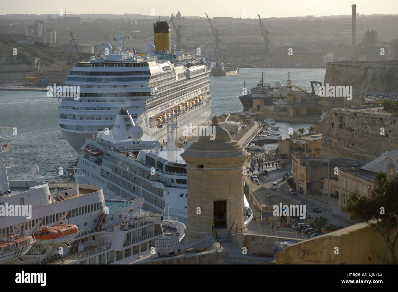 Costa SC Favolosa, lussuosa nave da crociera ormeggiata in porto Grand Harbour Marina di La Valletta, Malta Foto Stock