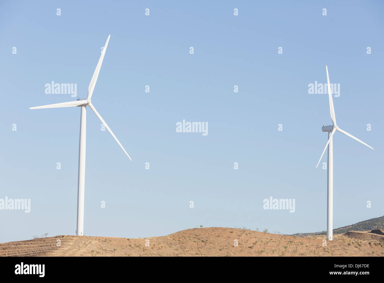 Le turbine eoliche di filatura in paesaggio rurale Foto Stock