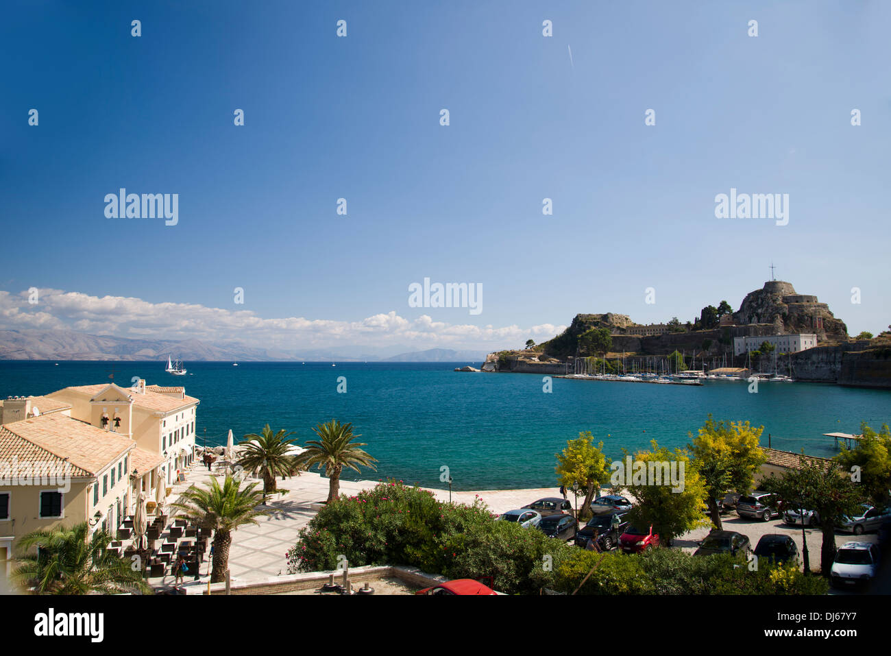 Corfù città fortezza con una taverna in primo piano, il blu del cielo e del mare Foto Stock