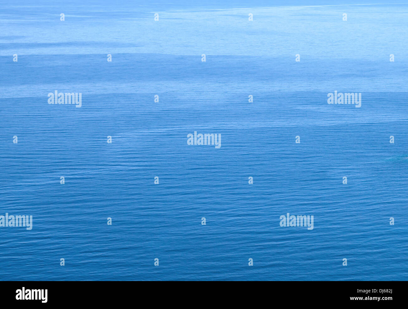 In scala ridotta di acqua blu texture di sfondo. Mare Adriatico Foto Stock
