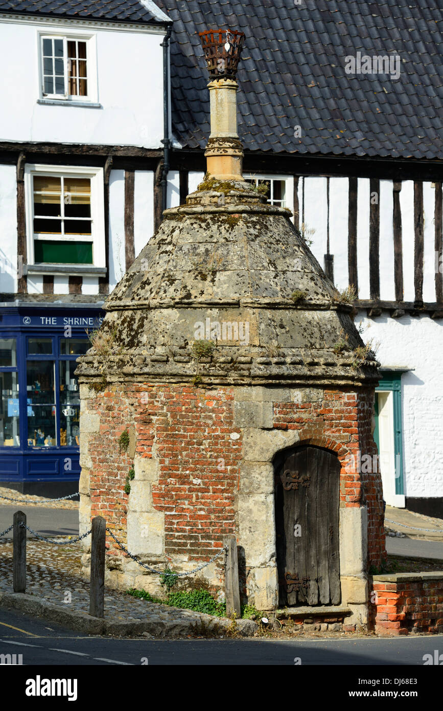 Pompa del villaggio medievale e le case con la struttura in legno, luogo comune, Little Walsingham, Norfolk, Inghilterra, Regno Unito, Gran Bretagna, Europa Foto Stock