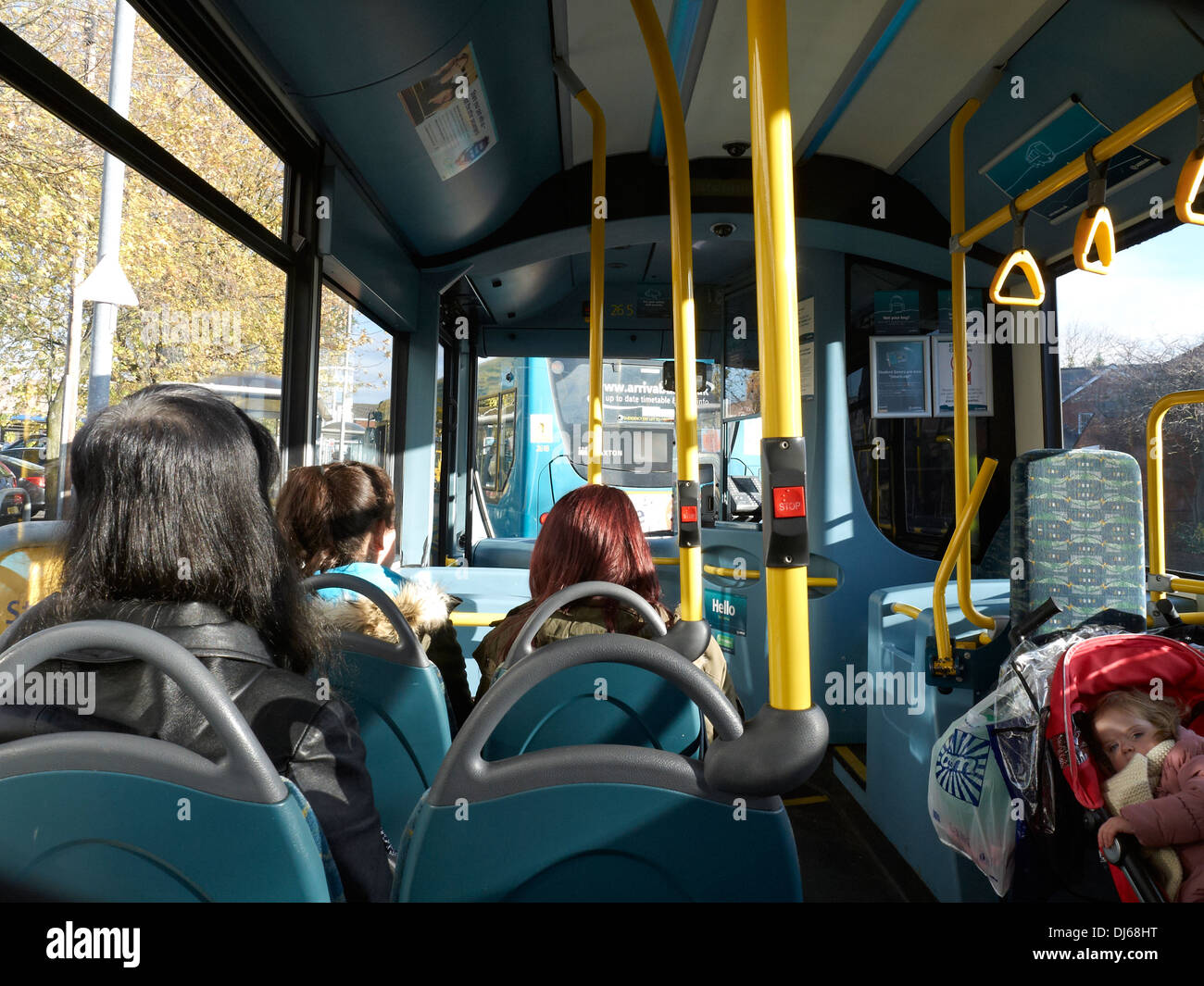I passeggeri a bordo di un autobus arriva il Regno Unito Foto Stock