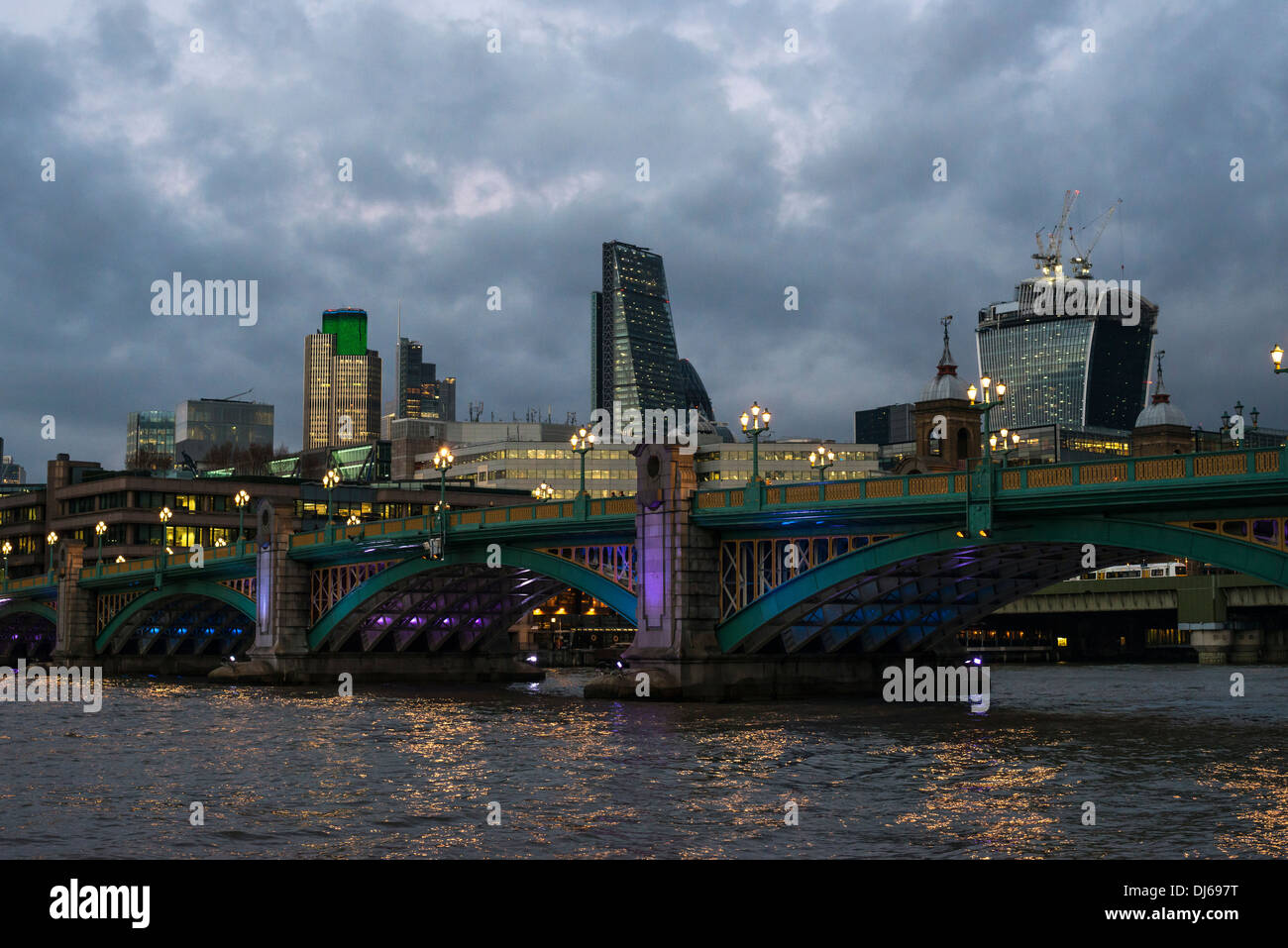 Southwark Bridge London City scape di notte Foto Stock