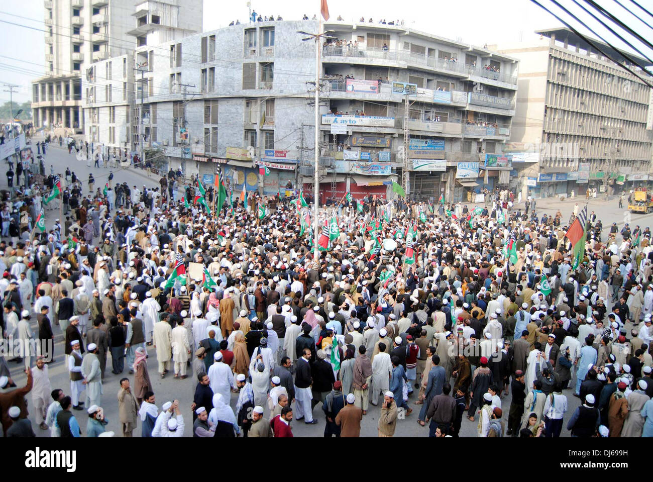 Di Karachi, Pakistan. 22 Novembre, 2013. Dirigenti e militanti di Ahle Sunnat Wal Jamat chant slogan contro scontri a Rawalpindi su Ashura durante la manifestazione di protesta a Shoba Chowk nella città di Peshawar Venerdì 22 Novembre, 2013. Credito: Asianet-Pakistan/Alamy Live News Foto Stock