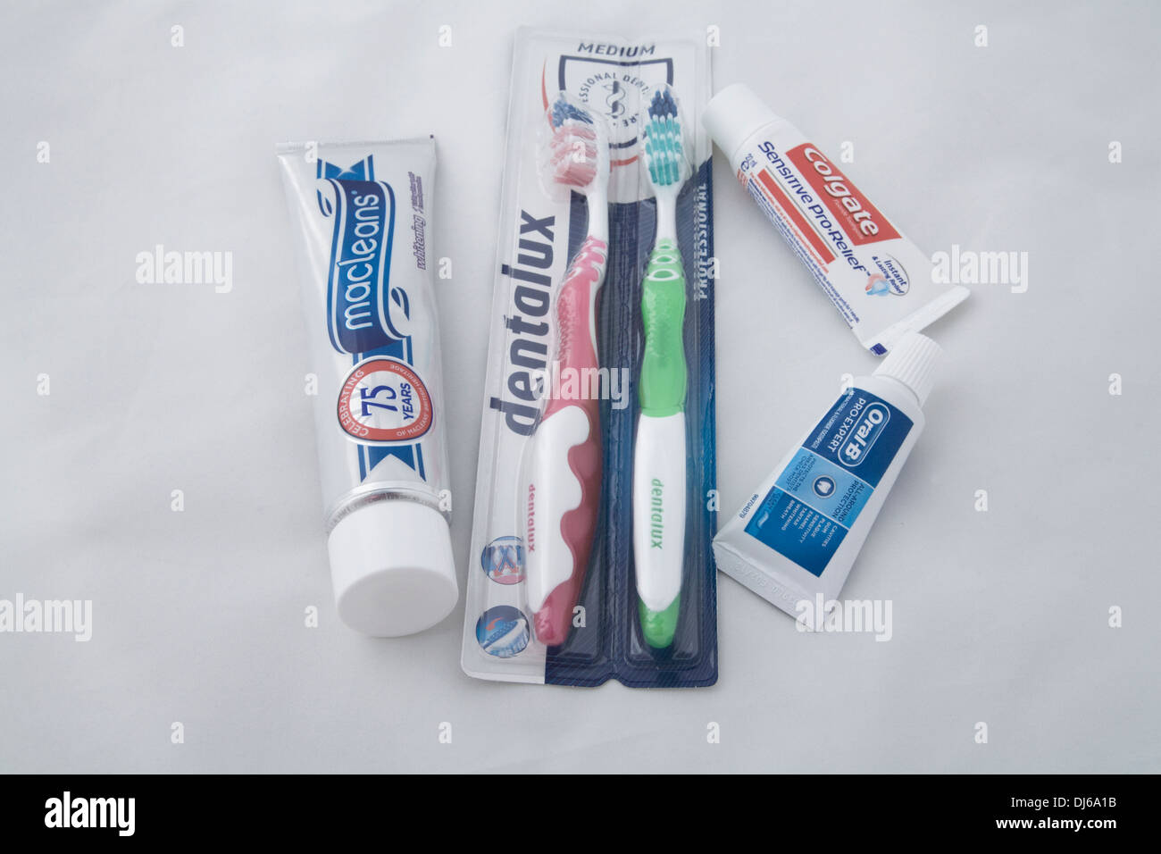 Close up Igiene orale Prodotti tubetti di dentifricio e nuovi spazzolini da  denti Foto stock - Alamy