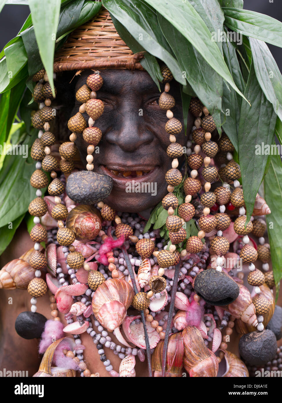 Vedova con volto nero vernice, parte della cultura Tokua Singsing Gruppo, Jiwaka Provincia - Goroka Show, Papua Nuova Guinea Foto Stock