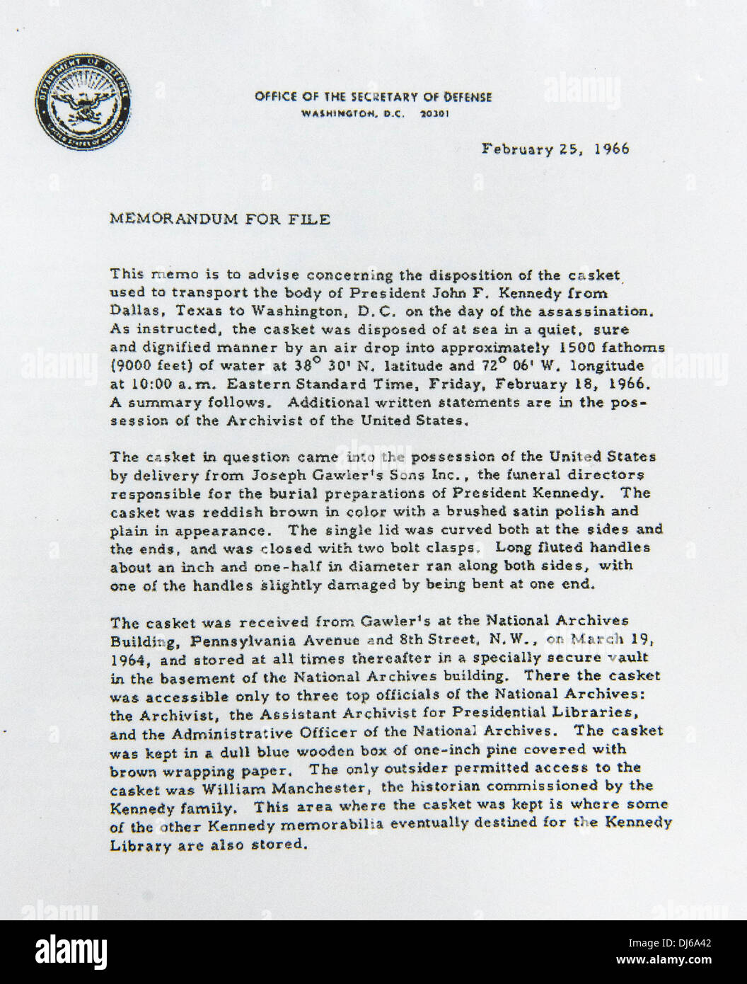 Dallas, Texas, Stati Uniti d'America. 22 Novembre, 2013. Dipartimento della Difesa memorandum che dettaglia la disposizione di Elgin scrigno Co. solido-scrigno di bronzo che ha tenuto il corpo del Presidente John F. Kennedy durante il viaggio da Parkland Hospital di Air Force One e poi a Washington DC il 22 novembre 1963. Credito: Brian Cahn/ZUMAPRESS.com/Alamy Live News Foto Stock