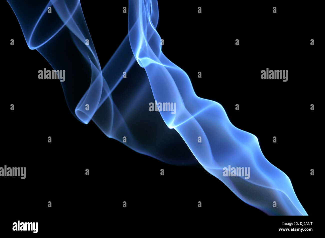 Fumo blu su sfondo nero. Liscia onde blu del fumo. Foto Stock