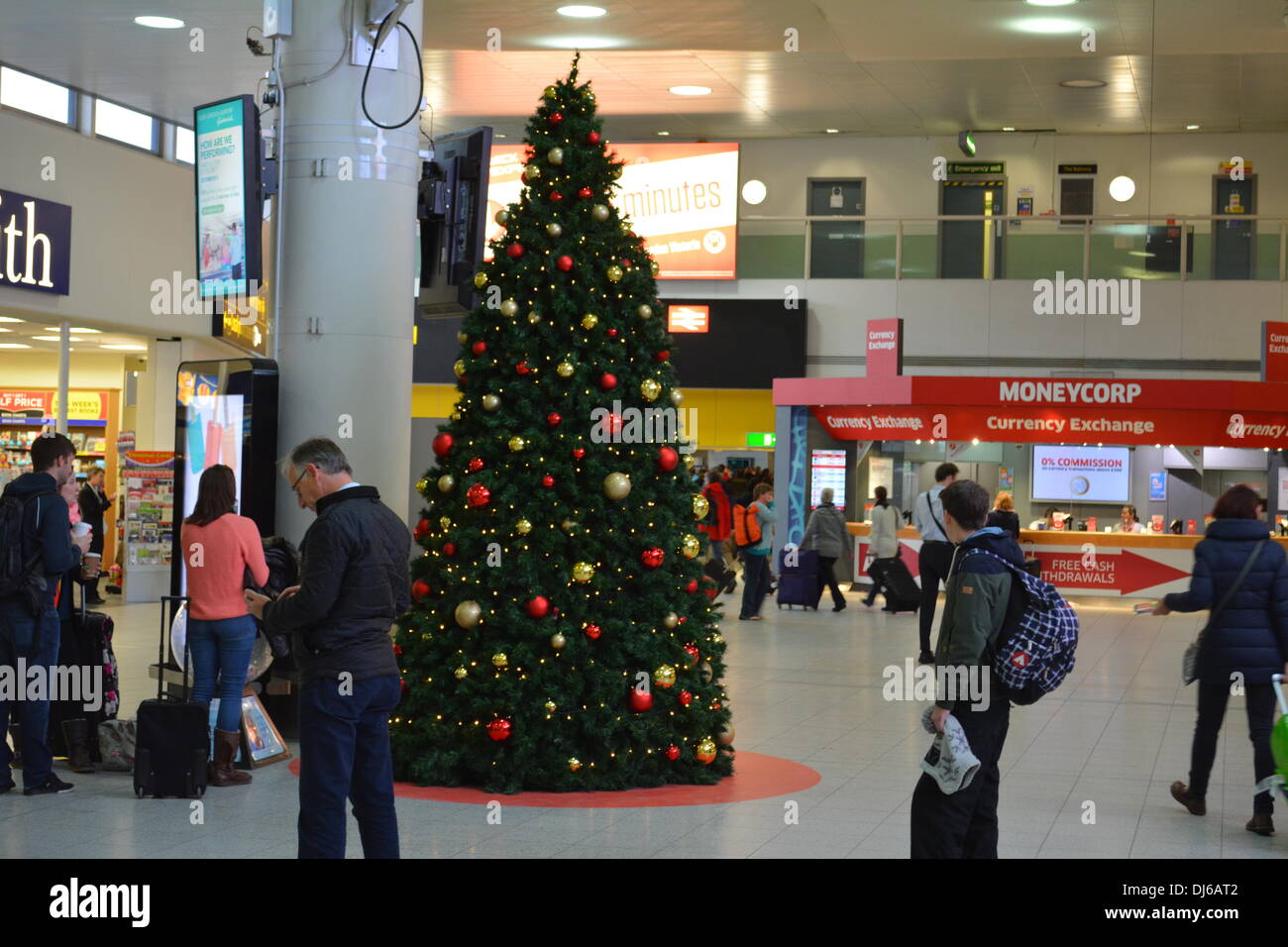 Gatwick, Regno Unito . 22 Novembre, 2013. L' aeroporto di Gatwick iniziare a mettere le loro decorazioni di Natale in preparazione per la stagione festiva. Credito: Greg Weddell Alamy/Live News Foto Stock