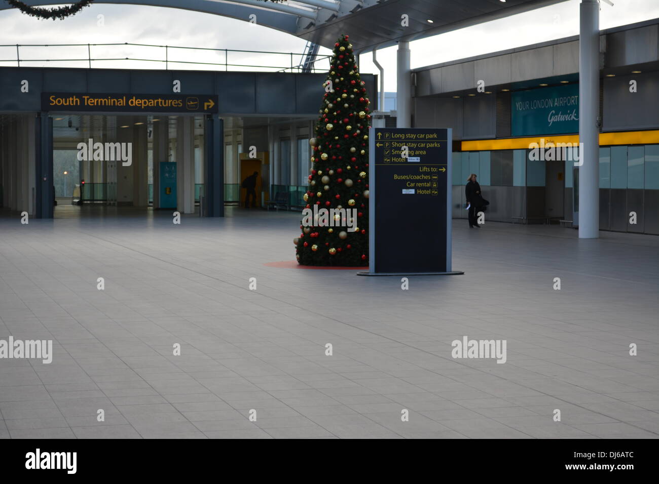 Gatwick, Regno Unito . 22 Novembre, 2013. L' aeroporto di Gatwick iniziare a mettere le loro decorazioni di Natale in preparazione per la stagione festiva. Credito: Greg Weddell Alamy/Live News Foto Stock