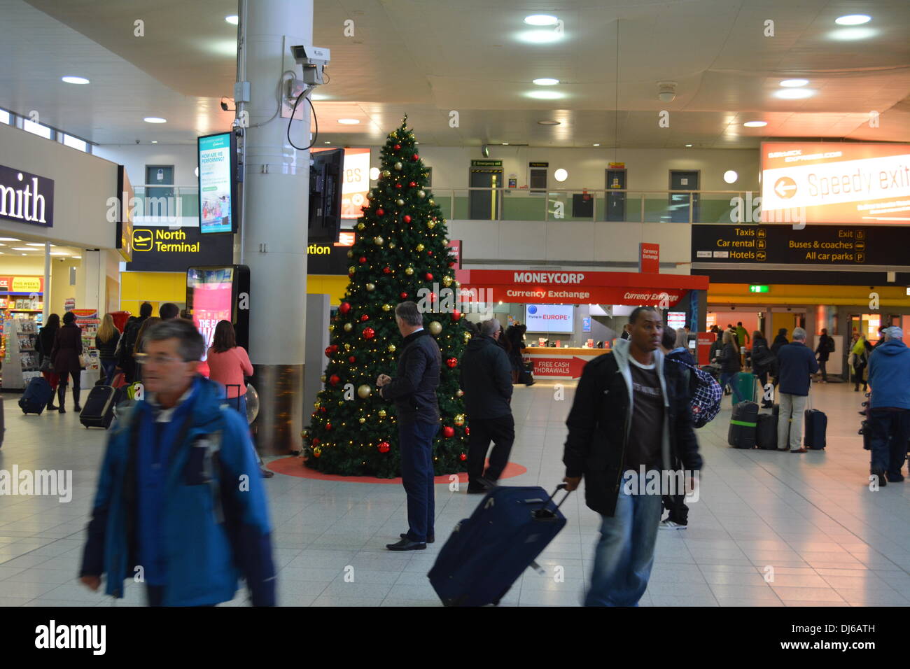 Gatwick, Regno Unito . 22 Novembre, 2013. L' aeroporto di Gatwick iniziare a mettere le loro decorazioni di Natale in preparazione per la stagione festiva. Credito: Greg Weddell Alamy/Live News Foto Stock