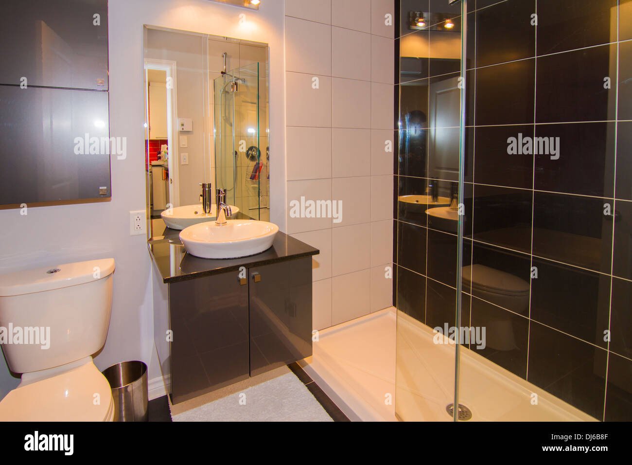 Grigio e moderno bagno. Foto Stock