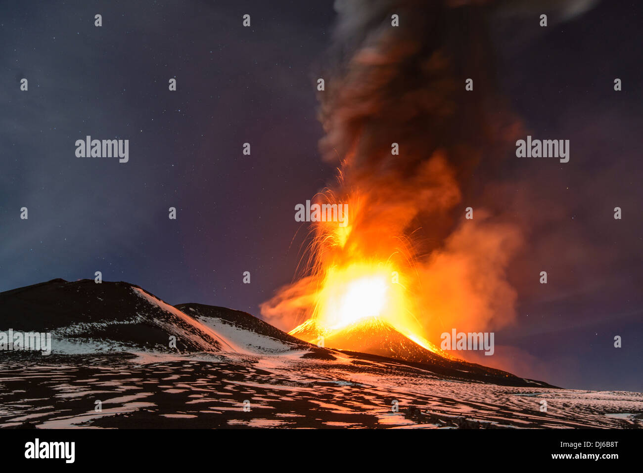 Eruzione del vulcano Etna in novembre 2013, Night-time violento parossismo del nuovo cratere SE con fontane di lava e i flussi di lava. Foto Stock