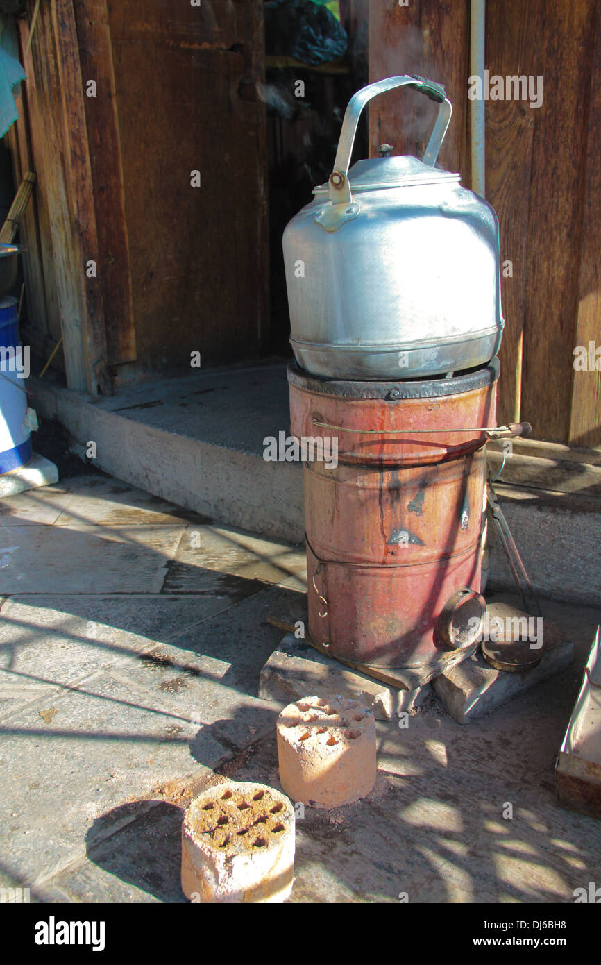 Un bollitore su una rudimentale stufa. Foto Stock