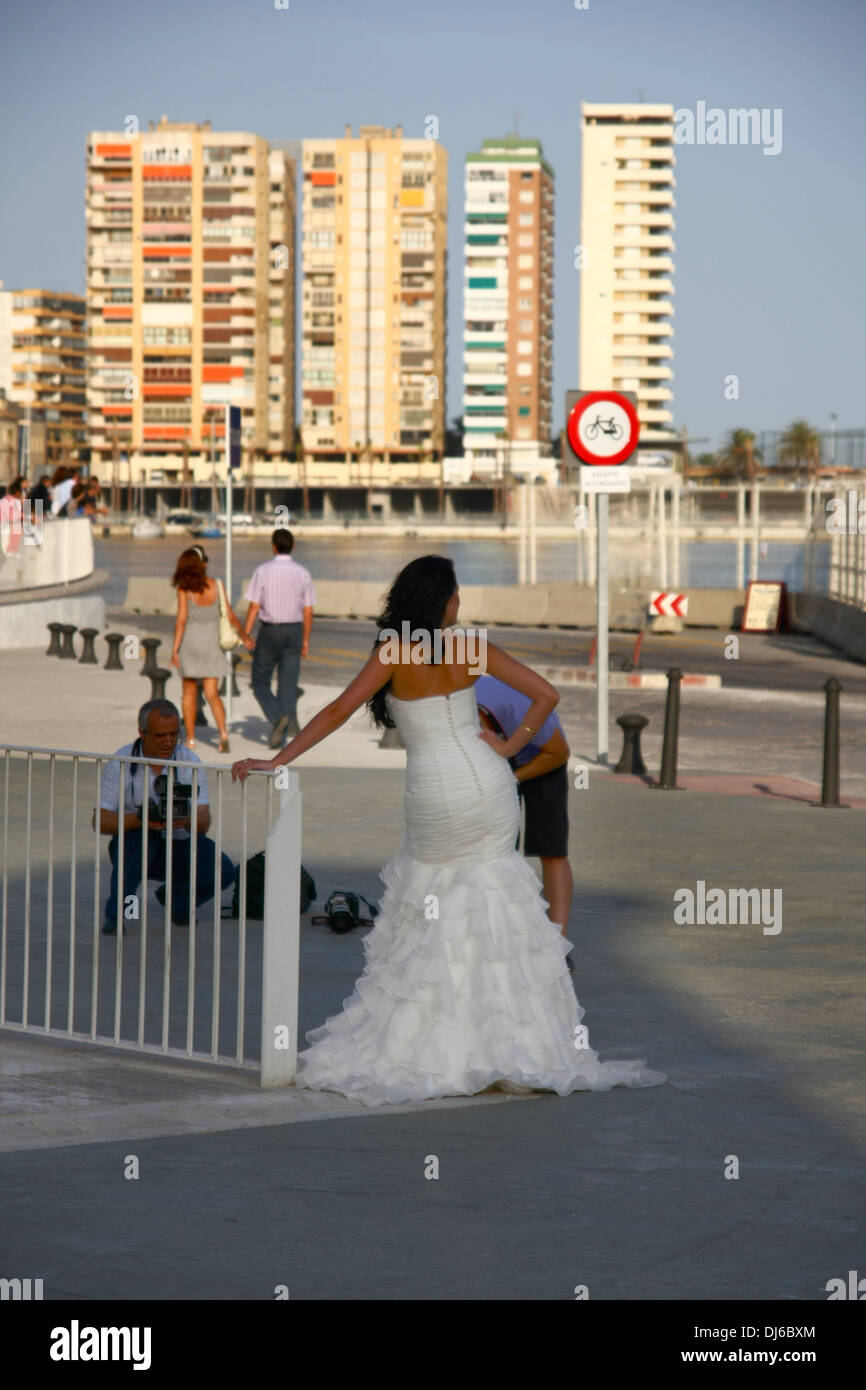 Un modello in un abito da sposa che posano per una foto Foto Stock