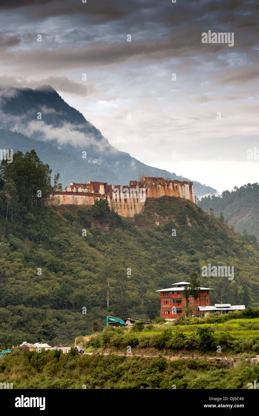 Il Bhutan, Wangdue Phodrang, rovine di Dzong sulla cresta sopra Pho Chhu river Foto Stock