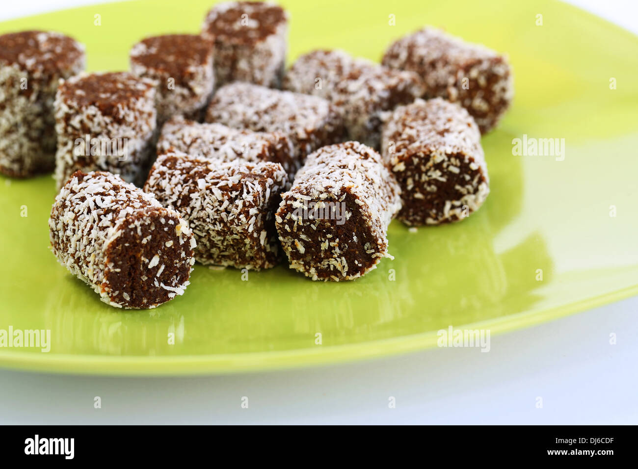 Le noci di cocco e cioccolatini sulla piastra di verde. Foto Stock