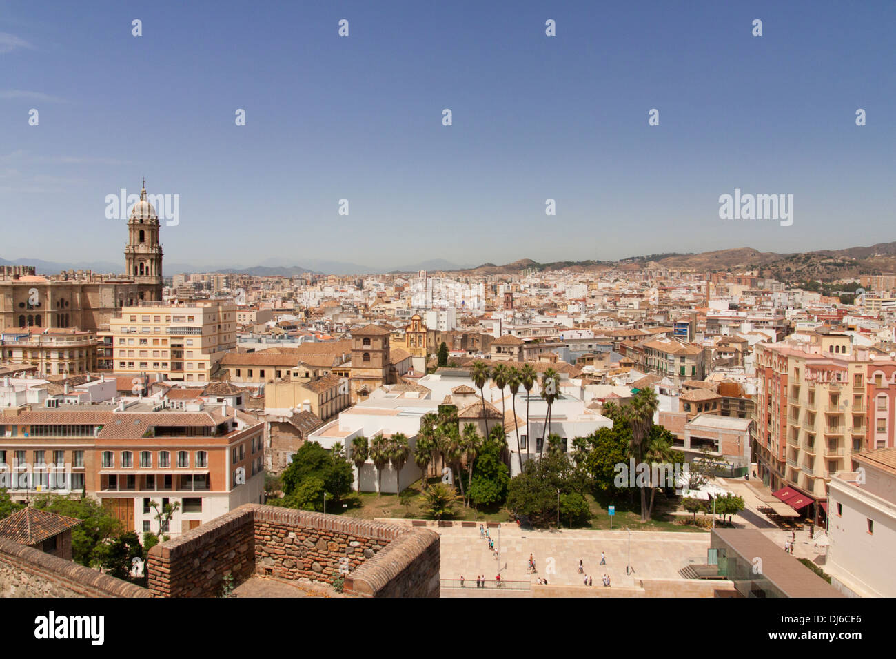 La vista sui tetti di Malaga come si vede dall'Alcazaba Foto Stock