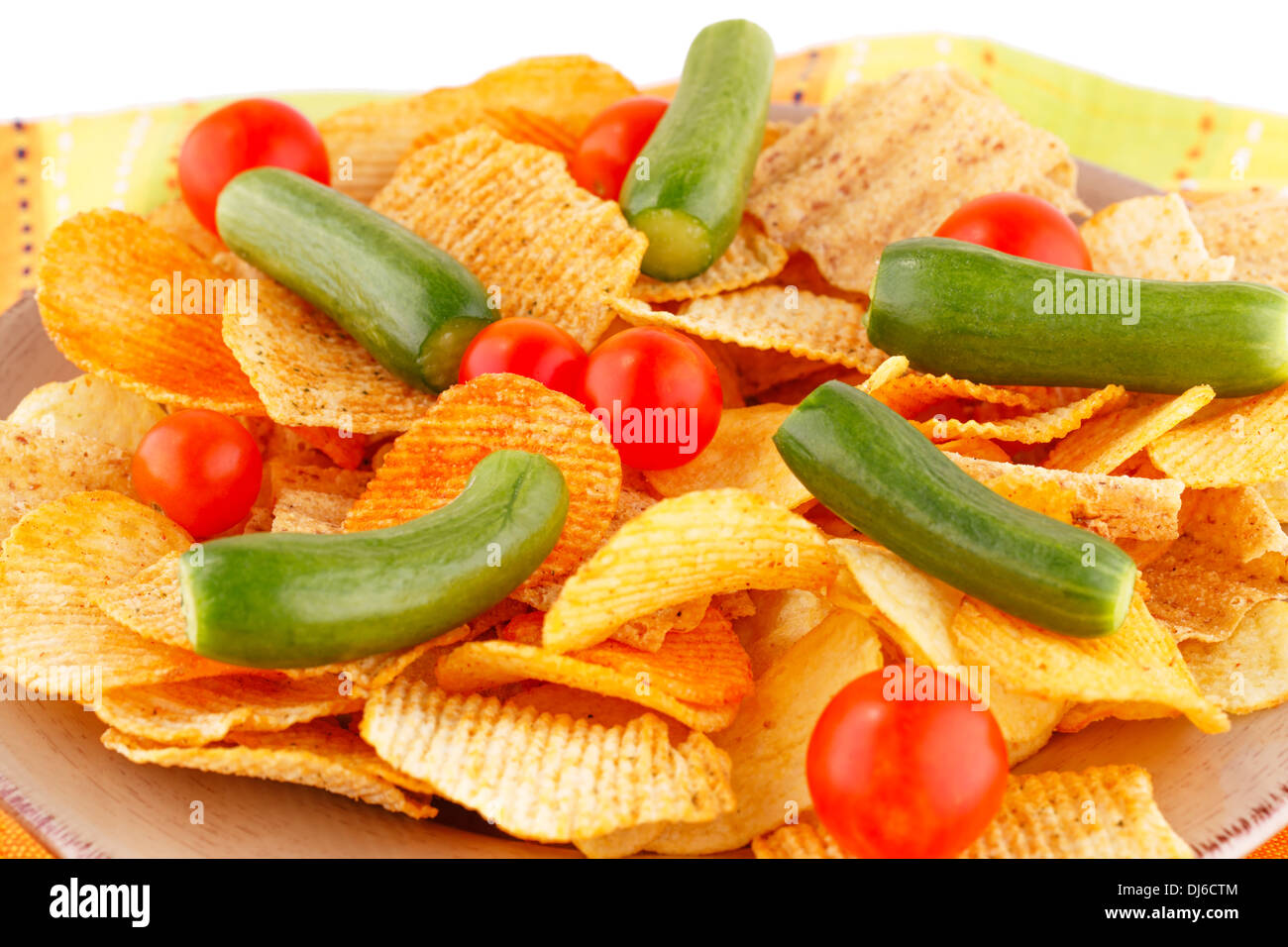 Patate fritte e verdure sulla piastra. Foto Stock