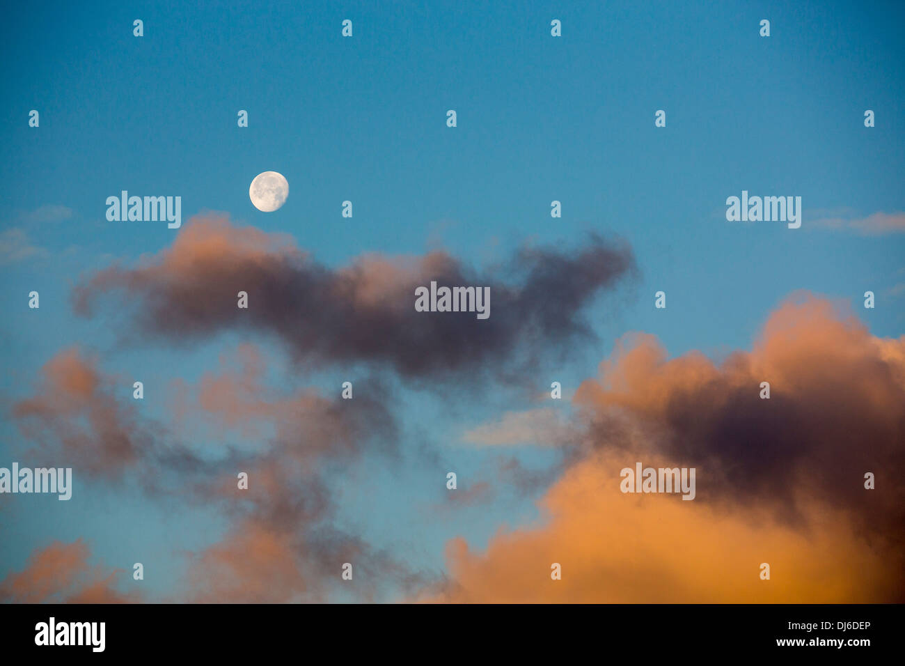 Un vicino alla luna piena Impostazione in mattinata over Loughrigg in Ambleside, Lake District, UK. Foto Stock